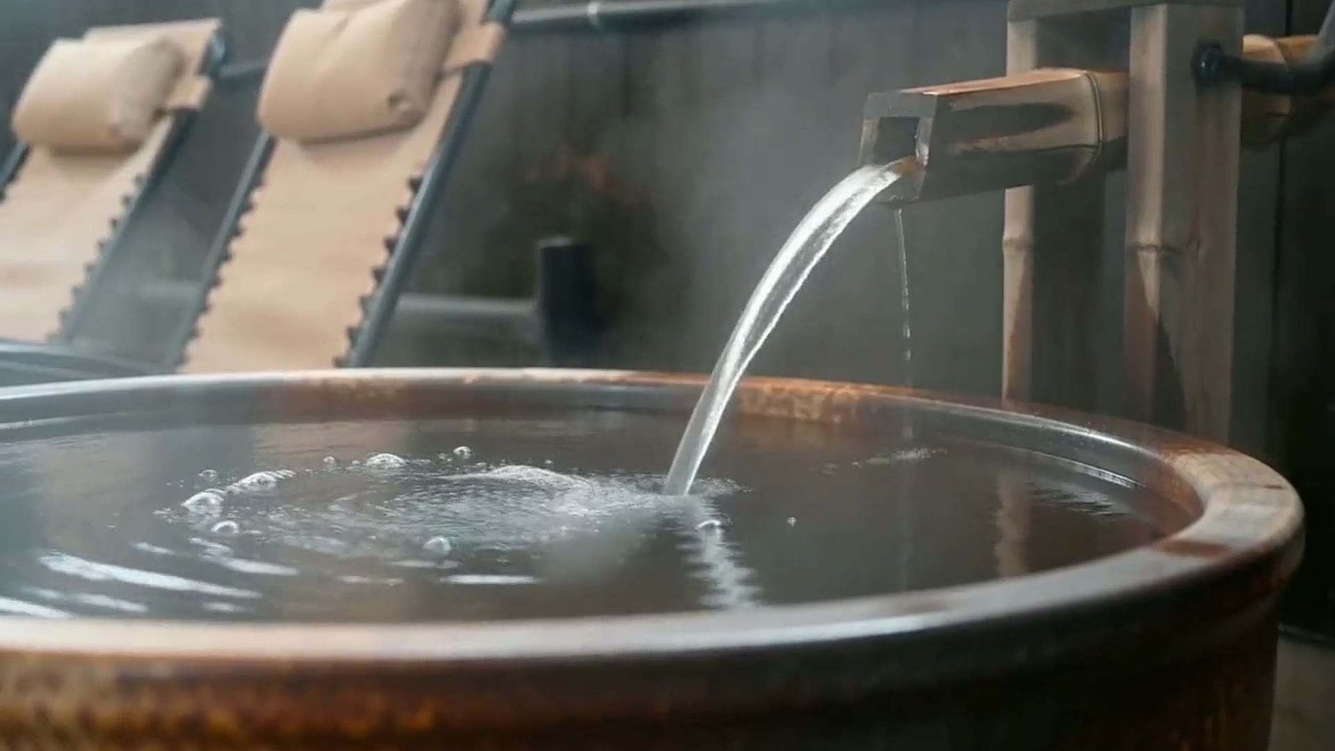 雪見の壺湯に注がれる湯